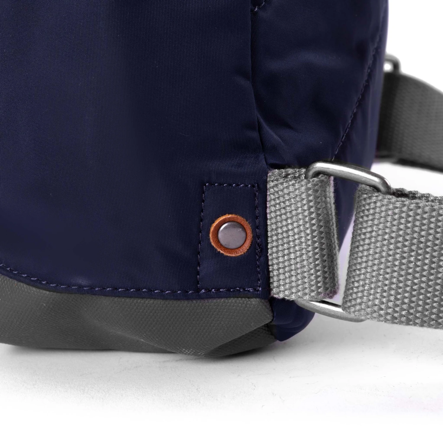 Mochila Roka London Bantry B Mediana Azul (Midnight) 6 Mochila Roka London Bantry B Mediana Azul (Midnight) - Imagen 4