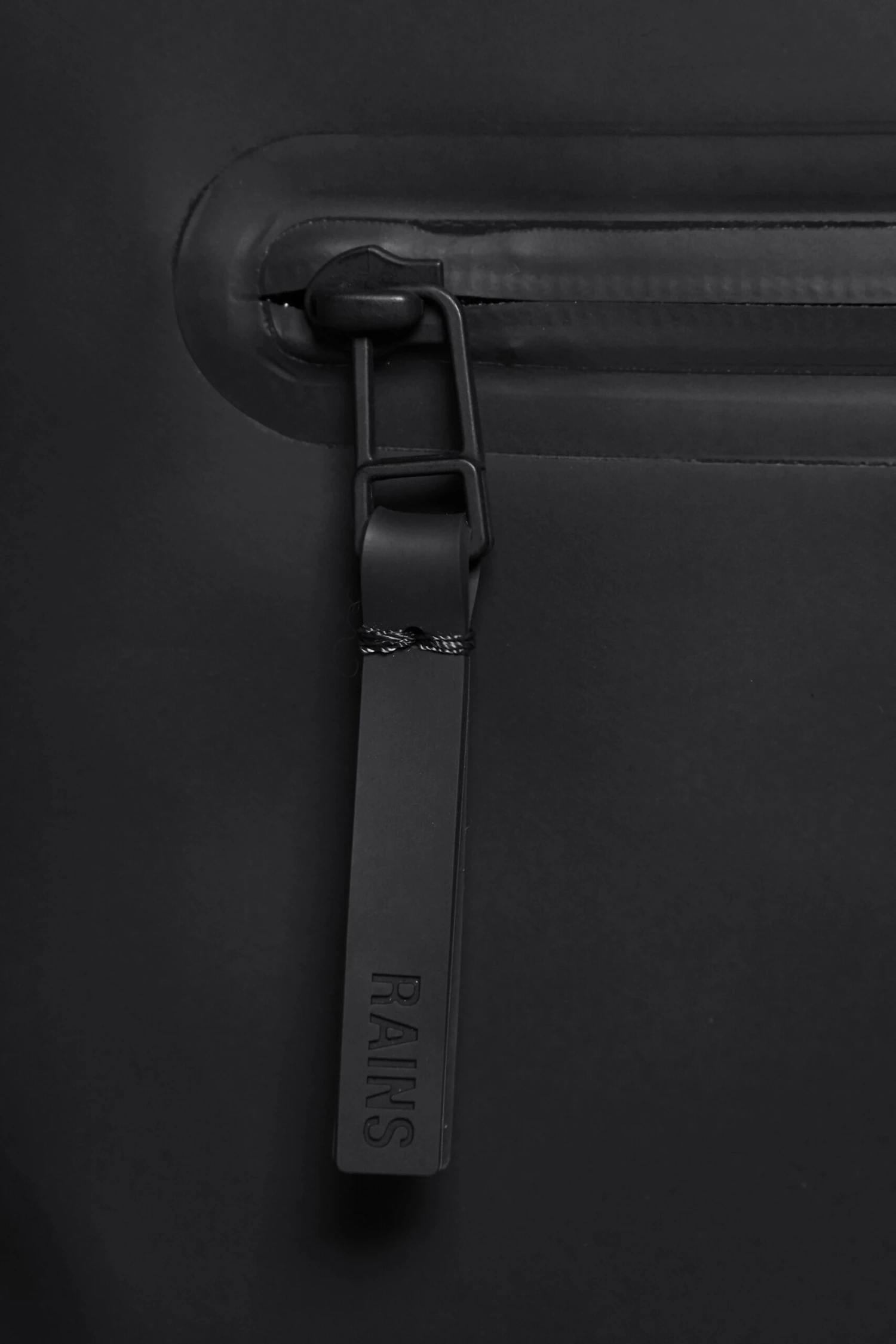 Mochila Roll Top Rucksac Rains Negro 6 Mochila Roll Top Rucksac Rains Negro - Imagen 4