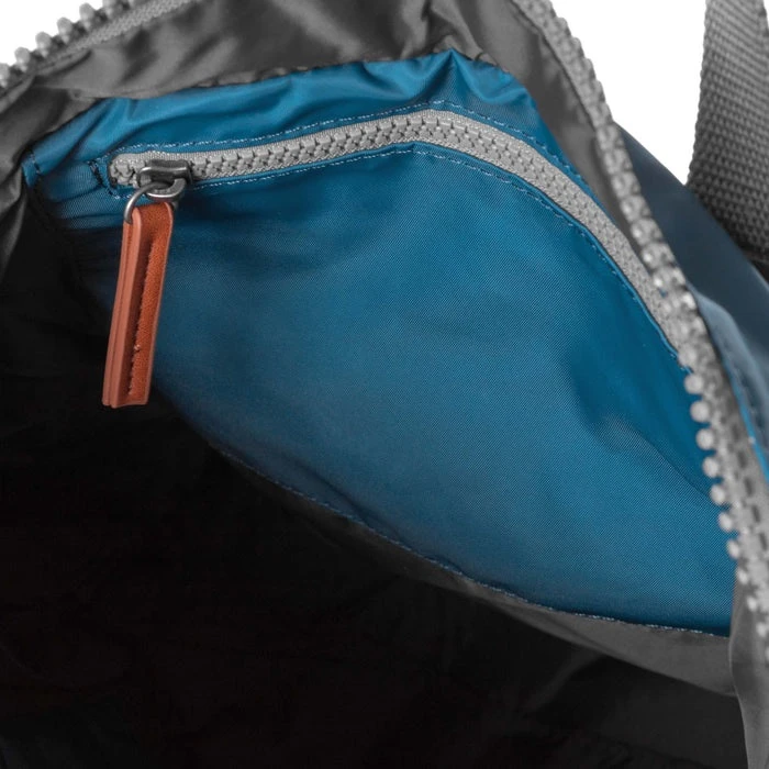 Mochila Roka London Canfield B Pequeña Sostenible Nylon Azul (Marine) 8 Mochila Roka London Canfield B Pequeña Sostenible Nylon Azul (Marine) - Imagen 6