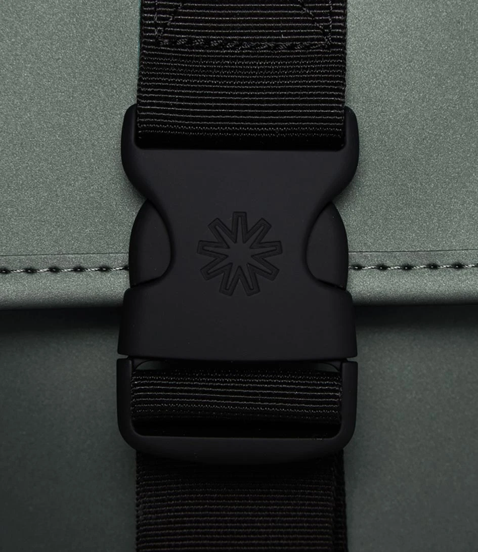 Mochila Buckle Mini Rains Verde Metalizado (Silver Pine) 5 Mochila Buckle Mini Rains Verde Metalizado (Silver Pine) - Imagen 3