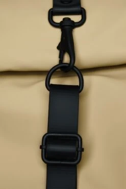 Mochila Roll Top Rucksac Rains Arena (Sand) 9 Mochila Roll Top Rucksac Rains Arena (Sand) -Almacenamiento De Viaje 30334