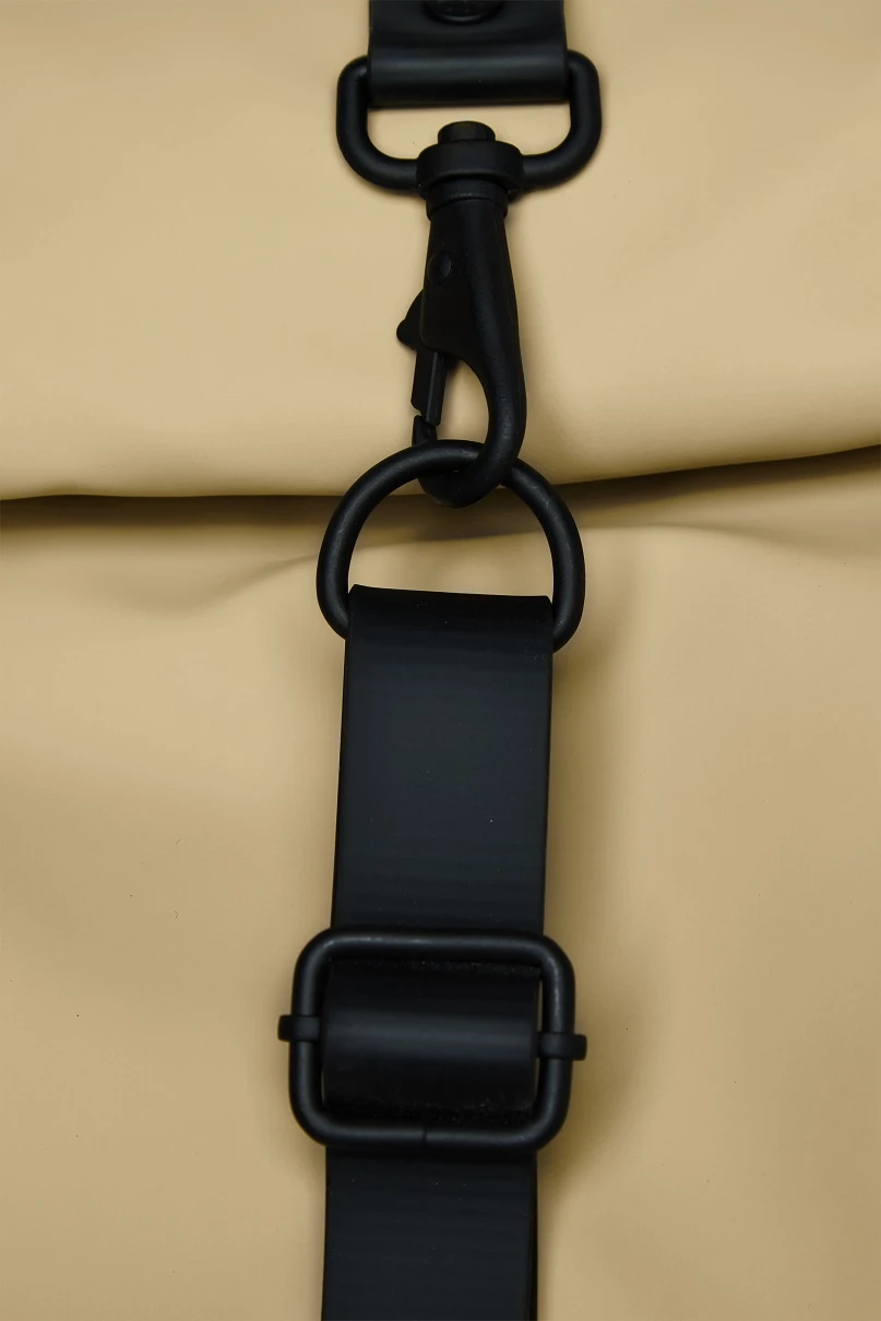 Mochila Roll Top Rucksac Rains Arena (Sand) 6 Mochila Roll Top Rucksac Rains Arena (Sand) - Imagen 4