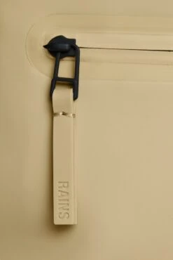 Mochila Roll Top Rucksac Rains Arena (Sand) 8 Mochila Roll Top Rucksac Rains Arena (Sand) -Almacenamiento De Viaje 30400