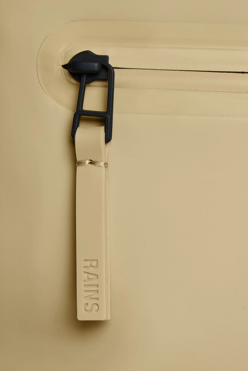 Mochila Roll Top Rucksac Rains Arena (Sand) 5 Mochila Roll Top Rucksac Rains Arena (Sand) - Imagen 3