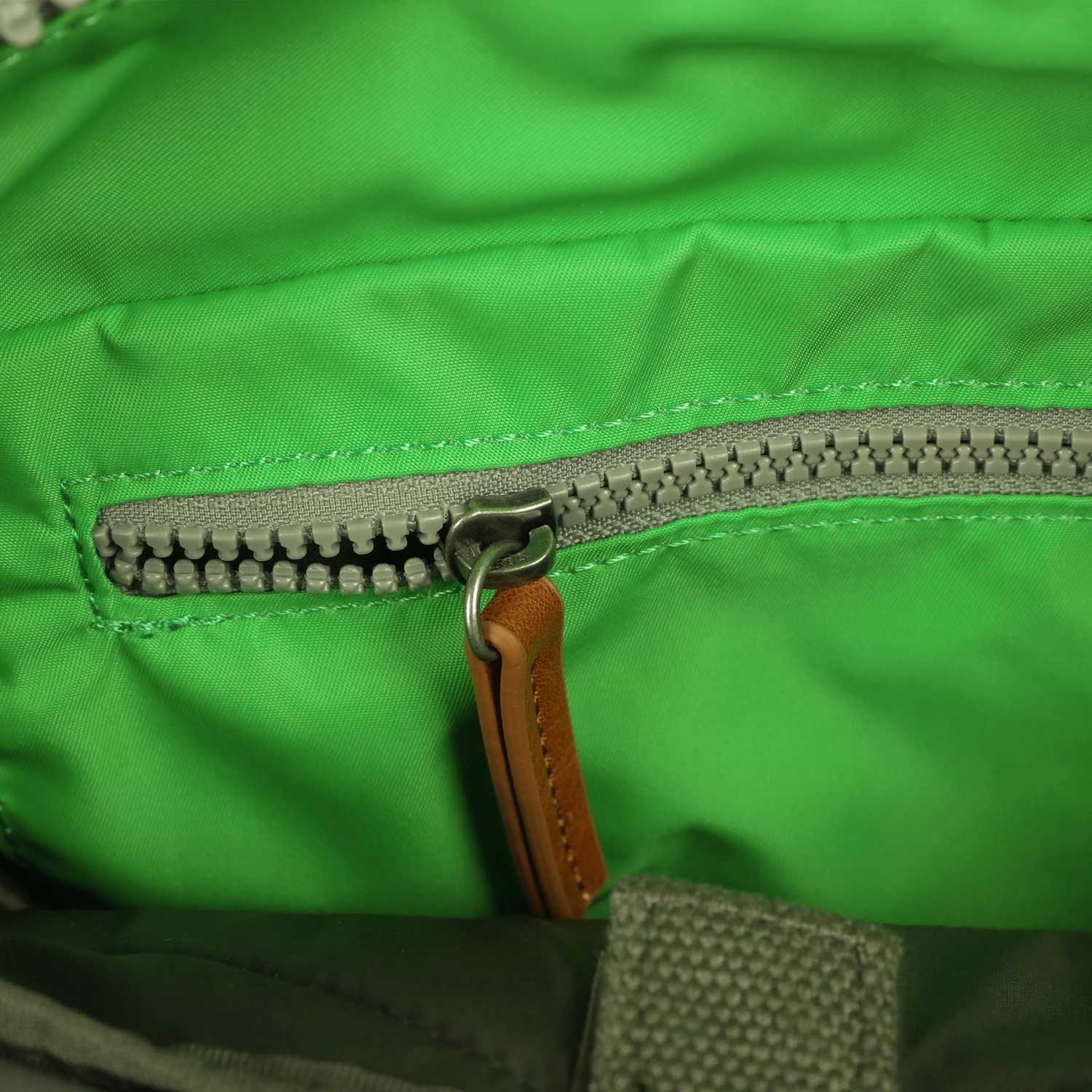 Mochila Roka London Bantry B Pequeña Sostenible Nylon Verde (Kelly Green) 7 Mochila Roka London Bantry B Pequeña Sostenible Nylon Verde (Kelly Green) - Imagen 5